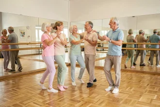 Groupe de seniors actifs pratiquant la danse en salle à Lille, cours de danse douce pour personnes âgées