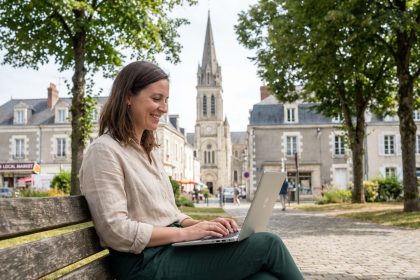 Femme travaillant sur son ordinateur dans un parc &agrave; Cholet