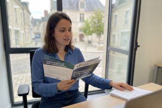 Jeune femme concentrée à son bureau à Vendôme
